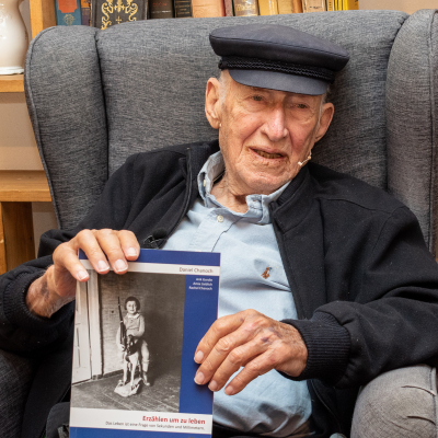 Zeitzeuge und KZ-Überlebender Daniel Chanoch präsentiert sein Buch "Erzählen um zu leben". © MKÖ/Jacqueline Godany