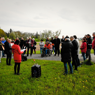 Menschenkreis beim Gehdenken "Zivilcourage" © G. Kraftschik