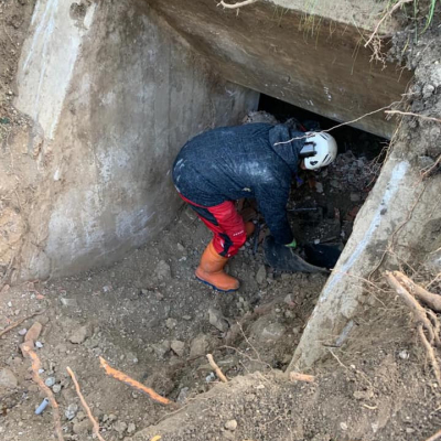 Freilegung des Bunkers Aufnahme von oben in den Schacht © Gedenkverein Guntramsdorf / Wiener Neudorf