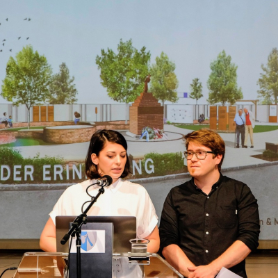 Sara Kaurin und Manuel Pawelka (Preisträger Architekturwettbewerb) bei der Siegerprojekt-Präsentation in Wiener Neudorf
