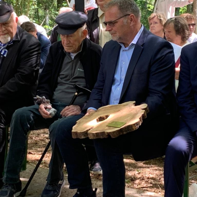 György Frisch, Daniel Chanoch, Willi Mernyi und Helmut Edelmayr nach der Übergabe des Reliktes bei der Befreiungsfeier Gunskirchen 2022 © MKÖ/Christa Bauer