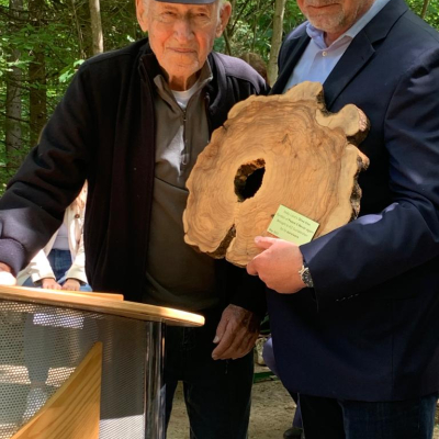 Daniel Chanoch überreicht Willi Mernyi ein Geschenk für den Gedenkort Gunskirchen, Befreiungsfeier Gunskirchen 2022 © MKÖ/Christa Bauer 