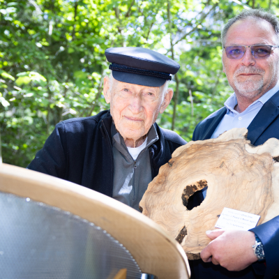 Daniel Chanoch überreicht Willi Mernyi ein Geschenk für den Gedenkort Gunskirchen, Befreiungsfeier Gunskirchen 2022 © MKÖ/Sebastian Philipp