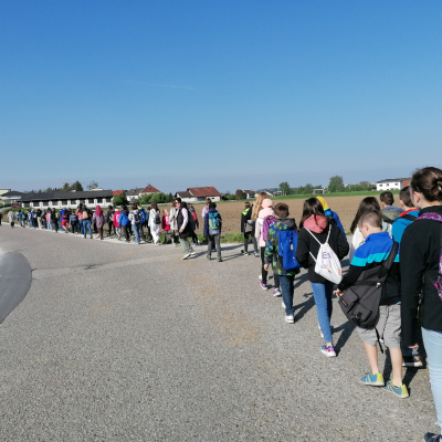 Schüler:innen und Erwachsene machen sich auf den gemeinsamen Weg zur Kremsbrücke. GEH.DENKEN 2025 © VS Ansfelden