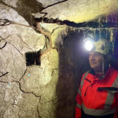 Mann mit Grubenhelm im ehemaligen Bunker  © Gedenkverein Guntramsdorf / Wiener Neudorf