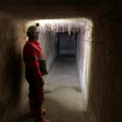 Mann mit Grubenhelm im ehemaligen Bunker  © Gedenkverein Guntramsdorf / Wiener Neudorf