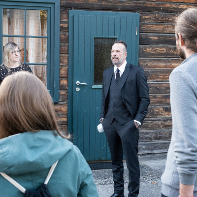 Ö3-Moderator Robert Kratky nahm sich vor dem Gedenken Zeit, um den Gedenkraum zu besichtigen und mit Jugendlichen ins Gespräch zu kommen © kj oö (honorarfrei)