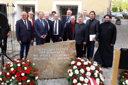 Gedenkstunde beim Gedenkstein für die Opfer des Nationalsozialismus, Braunau am Inn