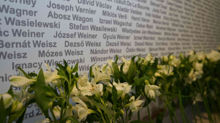 Wand der Namen in der KZ-Gedenkstätte Melk mit Blumen
