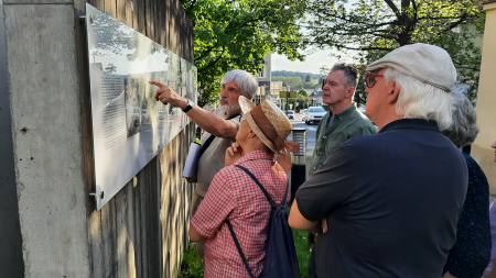 Gedenkfeier beim Denkmal auf dem Rathausplatz