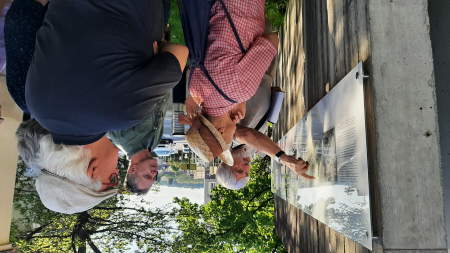 Gedenkfeier beim Denkmal auf dem Rathausplatz