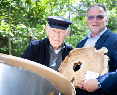 Daniel Chanoch überreicht Willi Mernyi ein Geschenk für den Gedenkort Gunskirchen, Befreiungsfeier Gunskirchen 2022 © MKÖ/Sebastian Philipp