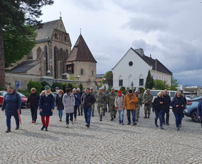 Gruppenaufnahme von zahlreichen Menschen, die am "David-Hersch-Gedenkmarsch" teilnehmen